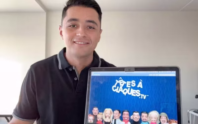 Faute de place en francisation, un Mexicain apprend le français avec les «Têtes à claques»